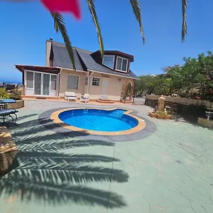 https://villa-carlitos.in-canary-islands.com